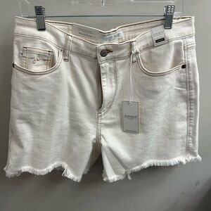 New with tags! Judy Blue white denim shorts. Size XL.